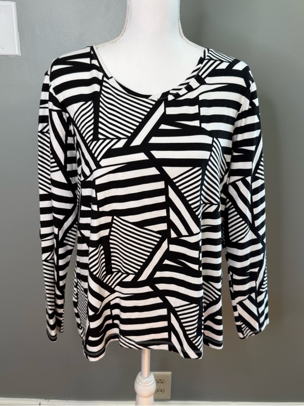 Chico’s Black White Geometric Stripe Top Long Sleeve Size 2 (Large) Stretch